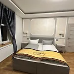 Laura Luxury Апартаменты Яхимов