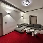 Laura Luxury *