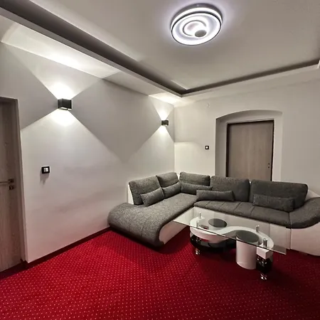 Laura Luxury *